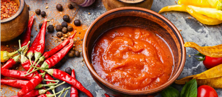 Mary _____ spicy food.
